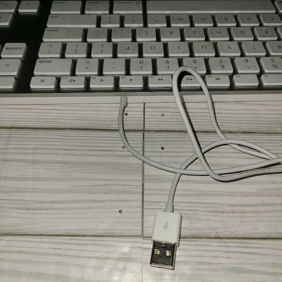 Genuine Apple A1243 White Wired Mac Standard USB Keyboard With Numeric Keypad - Picture 8 of 11